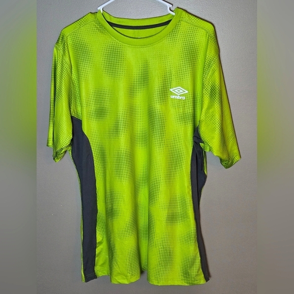Men's Umbro Neon Green Short Sleeve Training Shirt, Size Large - Picture 1 of 4